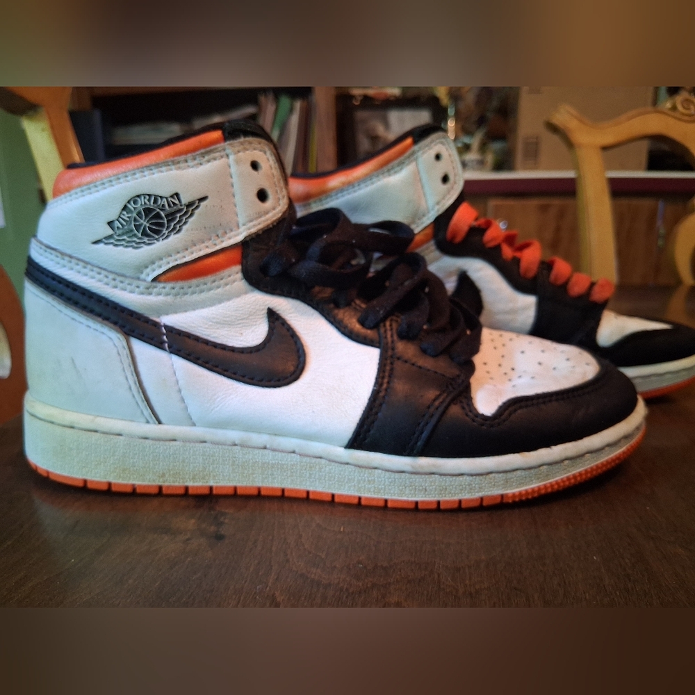 Air Jordan 1 Retro High OG White Black Orange Size 4y